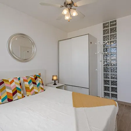 Island Village 3a04 Адехе